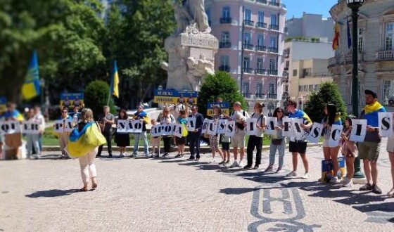 Хто хоче миру &#8211; не підтримує фашистську росію: скандували у Лісабоні українці