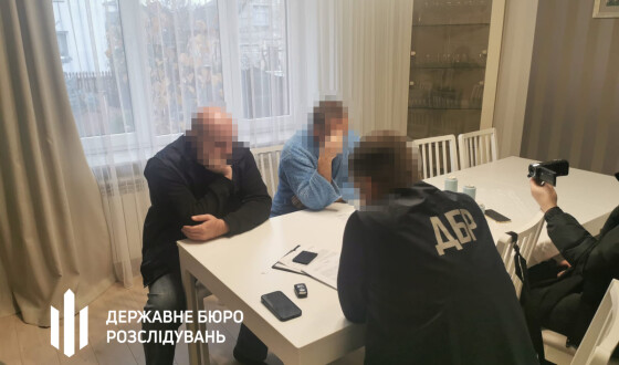 ДБР повідомило про підозру львівському митнику, який підробляв документи для виїзду на закупівлі до Польщі