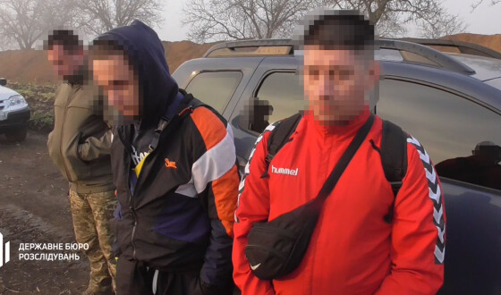 Виявлено правоохоронців, які незаконно переправляли чоловіків через кордон