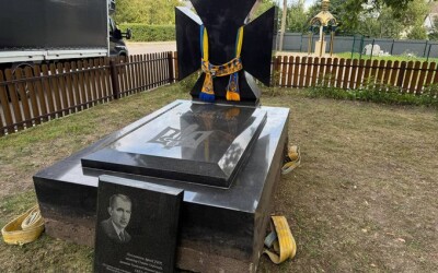 У Зашків на Львівщину привезли надгробок із могили Євгена Коновальця