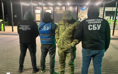 Діючий військовослужбовець і депутат районної ради організував переправлення чоловіків за кордон за $8 000