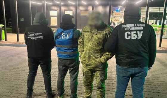 Діючий військовослужбовець і депутат районної ради організував переправлення чоловіків за кордон за $8 000