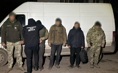 Прикордонники затримали переправників та їхнього «клієнта» за крок до кордону