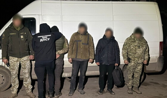 Прикордонники затримали переправників та їхнього «клієнта» за крок до кордону
