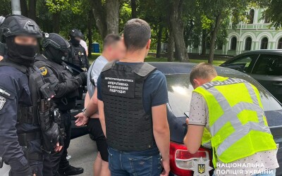 У Житомирі поліцейські затримали «ділка», який обіцяв військовозобов’язаному оформити інвалідність для виїзду за кордон