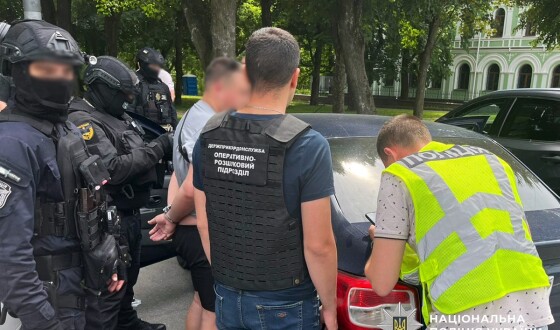 У Житомирі поліцейські затримали «ділка», який обіцяв військовозобов’язаному оформити інвалідність для виїзду за кордон