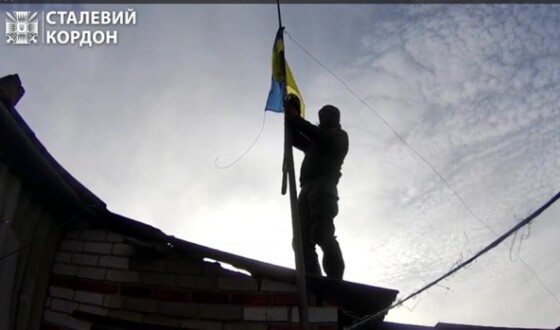 Прикордонники підняли синьо-жовтий прапор в населеному пункті Тополі на Харківщині
