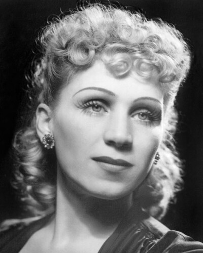 Ястремська Ольга – оперна і камерна співачка (120 років тому)