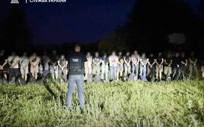 Дві дюжини чоловіків заплатили майже 300 000 євро за незаконну подорож, яку припинили прикордонники Чернівецького загону