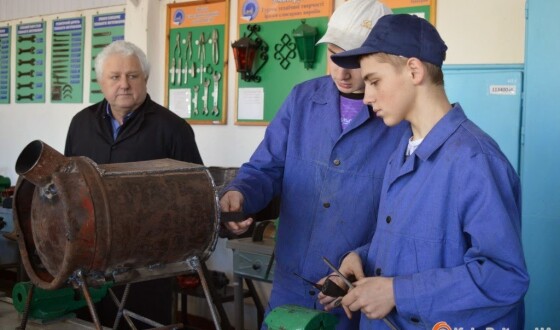 Учні Полтавського професійного ліцею допомагають волонтерам виготовляти буржуйки для бійців