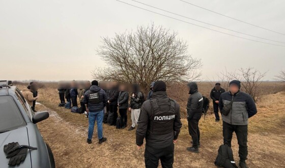 Поблизу кордону з Угорщиною затримали 16 ухилянтів та двох переправників