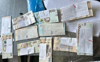 Поліцейські викрили директора автошколи в Коростені на хабарі за гарантоване складання іспиту