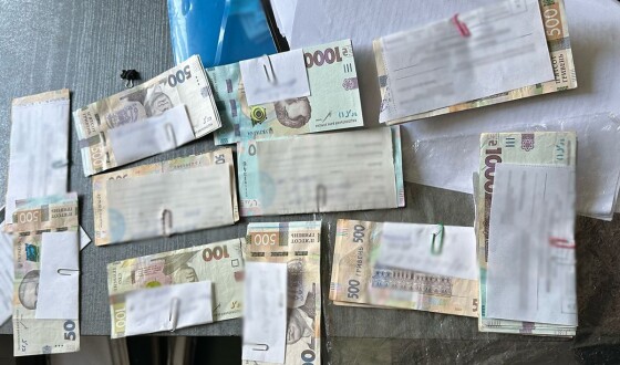 Поліцейські викрили директора автошколи в Коростені на хабарі за гарантоване складання іспиту