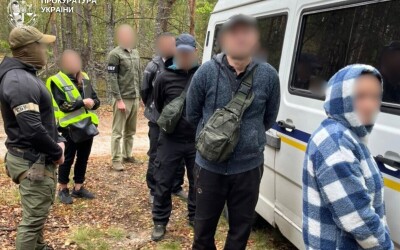 Прокурори повідомили про підозру жителю Коростенської громади, який за 10 тисяч доларів хотів переправити знайомих до білорусі