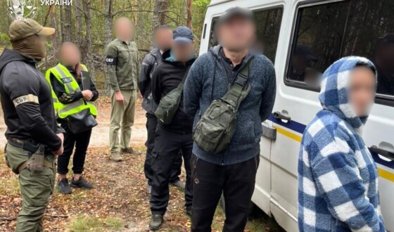 Прокурори повідомили про підозру жителю Коростенської громади, який за 10 тисяч доларів хотів переправити знайомих до білорусі