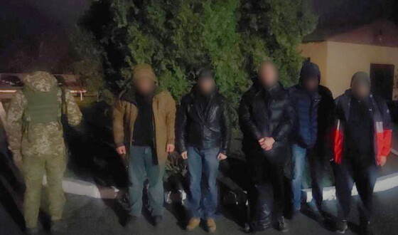 Опівночі службові собаки затримали групу втікачів через кордон