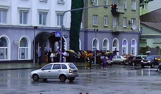 Луганчани в чергах забирають депозити &#8211; реакція на розкуркулення банків сепаратистами