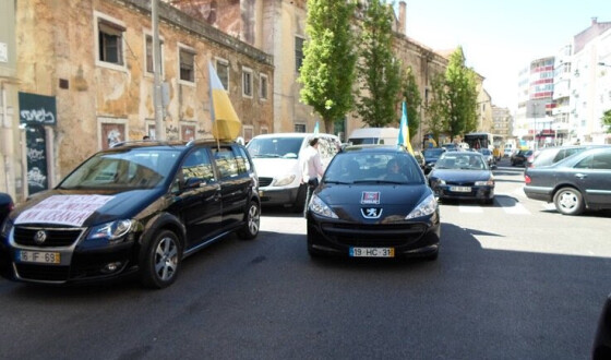 Авто майдан вулицями Лісабону проти терористичної діяльності Москви в Україні