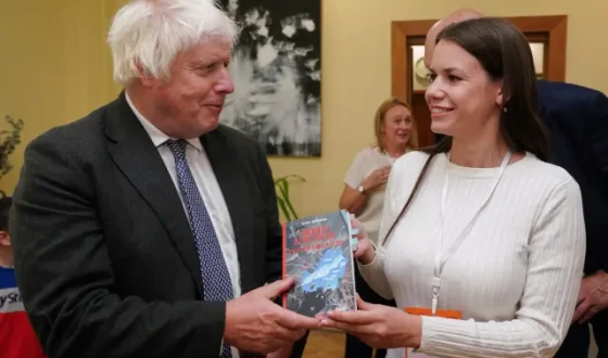 Боріс Джонсон отримав у подарунок книгу «Вижити в Гостомелі: 21 історія з міста-героя»