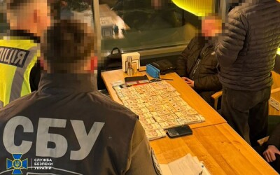 СБУ та Нацполіція затримали посадовця КМДА, який вимагав «відкат» за поставку навчального обладнання до київських шкіл