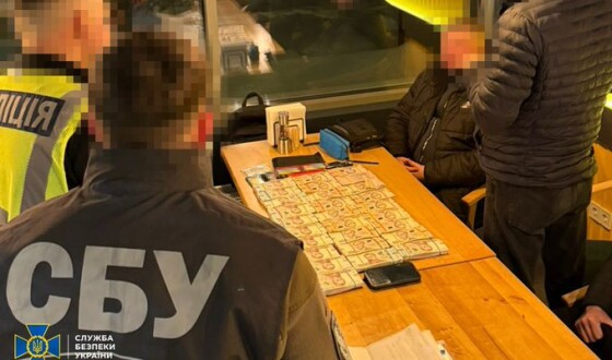 СБУ та Нацполіція затримали посадовця КМДА, який вимагав «відкат» за поставку навчального обладнання до київських шкіл