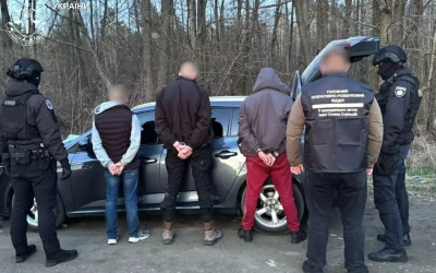 Прокурори повідомили про підозру водію, який перевозив чоловіків до державного кордону України за грошову винагороду