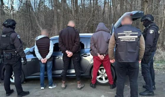 Прокурори повідомили про підозру водію, який перевозив чоловіків до державного кордону України за грошову винагороду
