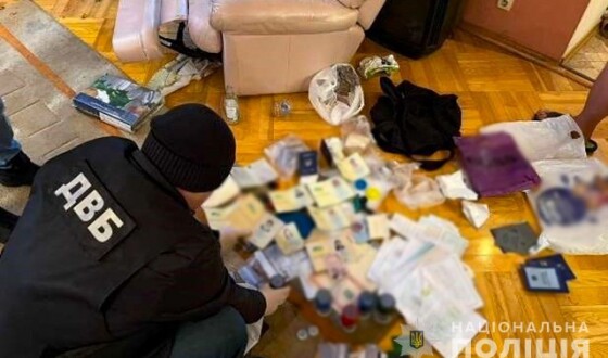 На Харківщині Нацполіція викрила злочинну групу, яка виготовляла та збувала фальшиві документи