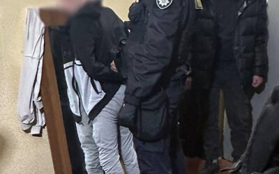 Чотири спільники вчинили низку майнових та наркозлочинів