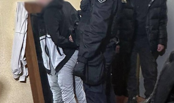 Чотири спільники вчинили низку майнових та наркозлочинів