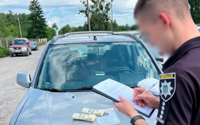 Двох ділків затримали на спробі підкупу військовослужбовця з Рівненщини