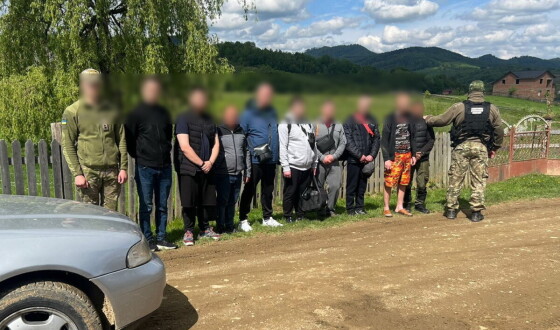Прикордонники затримали легковик із пасажирами у три яруси