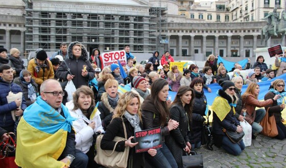 Message до всього світу: «Stop Terrorussia», посилають українці регіону Неаполя. Багато фото