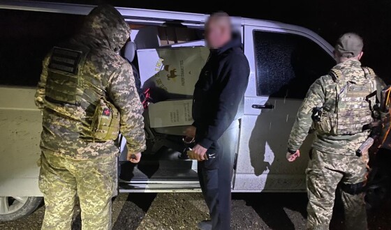 Прикордонники з переслідуваннями затримали запакований сигаретами мікроавтобус (+відео)