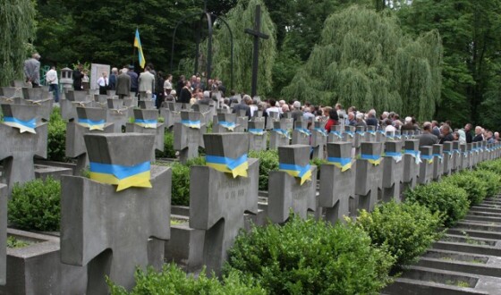 На Зелені Свята львів&#8217;яни традиційно вшановують могили захисників України