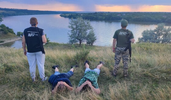 Форсували Дністер на надувному матраці. Прикордонники затримали двох «плавців», які намагались незаконно перетнути кордон