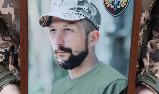 Сьогодні Сумська громада попрощалася із мужнім воїном Анатолієм Стеценком