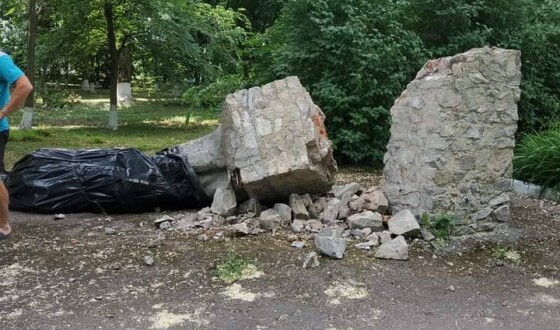 Неподалік Пирятина демонтували пам’ятник російському сталінському письменнику Максіму Горькому