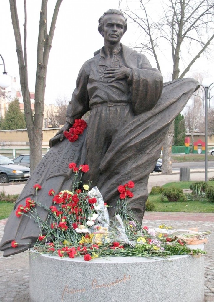 Премії... Фото 3 Пам'ятник поету в Черкасах