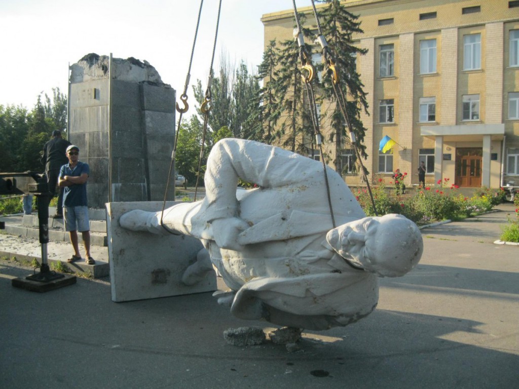 Демонтаж пам'ятника Леніну в м. Генічеськ