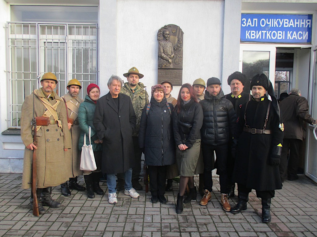 Група учасників відкриття меморіального барельєфу