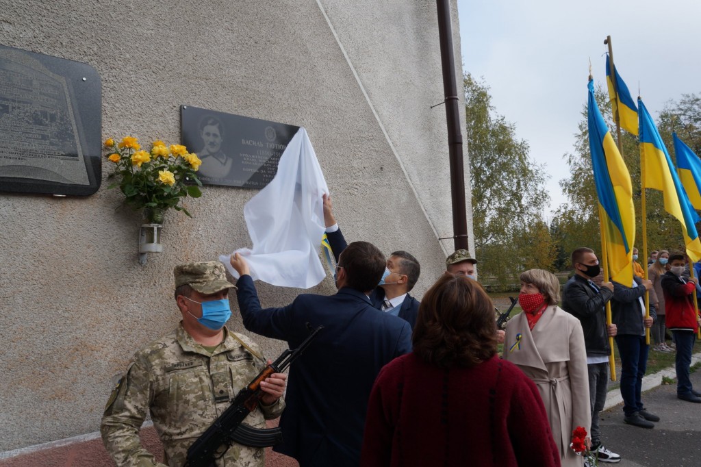 Меморіальну дошку відкривають Роман Гловацький і Олег Пустовгар