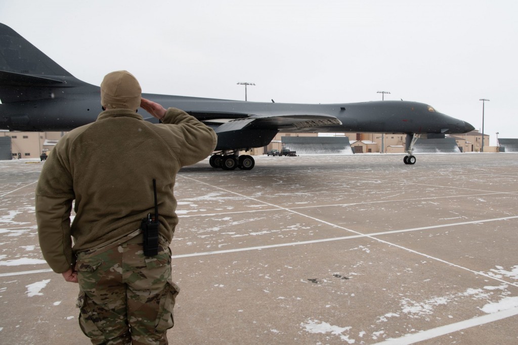 Proshhannya-z-strategichnym-bombarduvalnykom-B-1B-Lancer-scaled