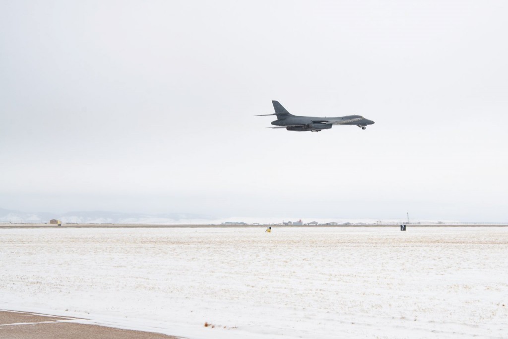 Strategichnyj-bombarduvalnyk-B-1B-Lancer-1536x1024