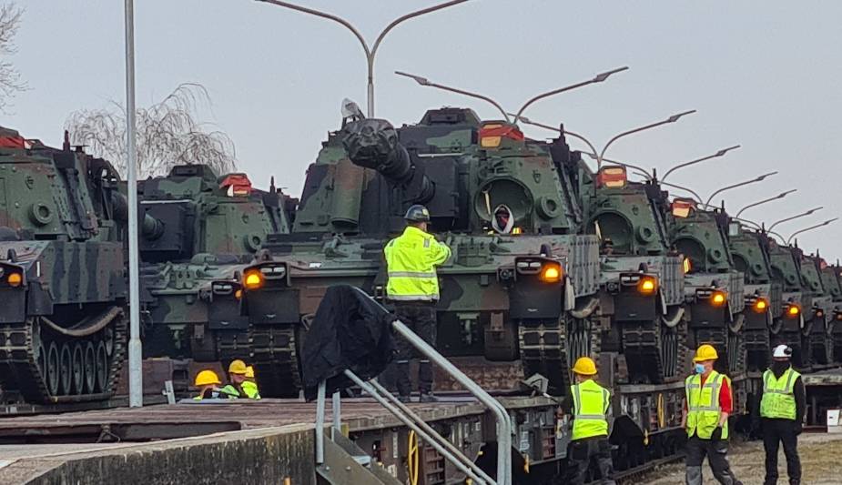 Mannheim_APS-2_site_receives_M109A7_Paladin_and_M992A3_Field_Artillery_Ammunition_Support_Vehicles_1