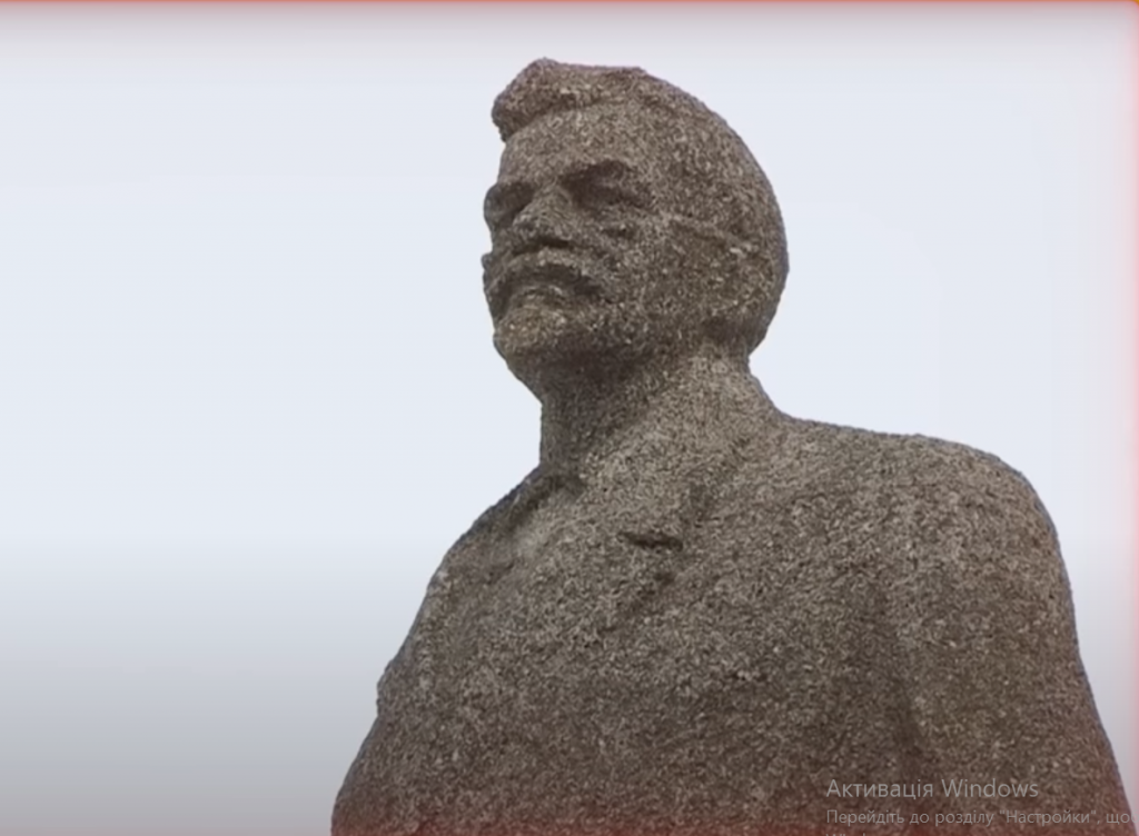 Памятник Петровському у Новоселівці-1
