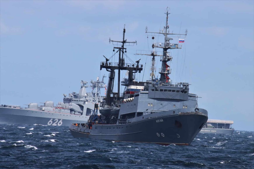 Ryatuvalnyj-buksyr-Altaj-na-foni-velykogo-protychovnovogo-korablya-Vytse-admyral-Kulakov-626-VMF-Rosiyi