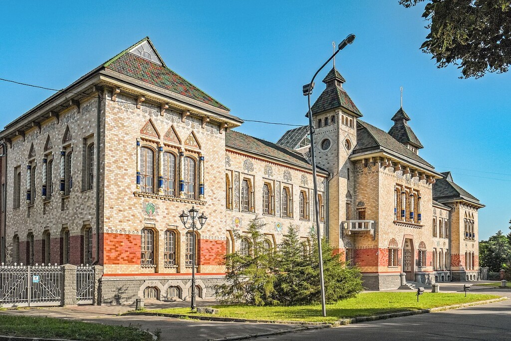 Будинок земства у національному стилі-нині будівля Полтавського краєзнавчого музею