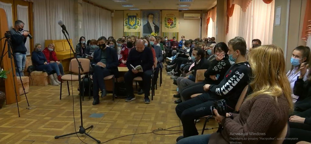 Старшоклаксники полтавських шкіл під час презентації-показу відеоматеріалів УІНП