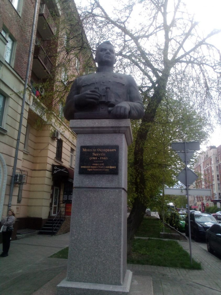 Памятник Ватутіну у Полтаві